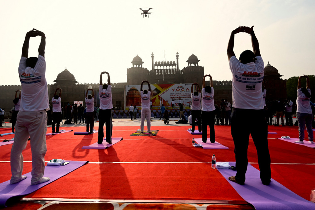 Praktisi melakukan posisi yoga selama acara untuk menandai Hari Yoga Internasional di Benteng Merah di New Delhi pada 21 Juni 2021.