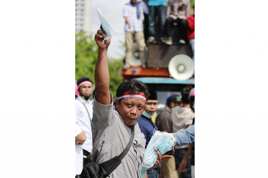 Terlihat sebagian massa aksi berdesakan dan tak memakai masker, namun sebagian lainnya tetap menerapkan protokol kesehatan dengan tetap menjaga jarak satu sama lain.