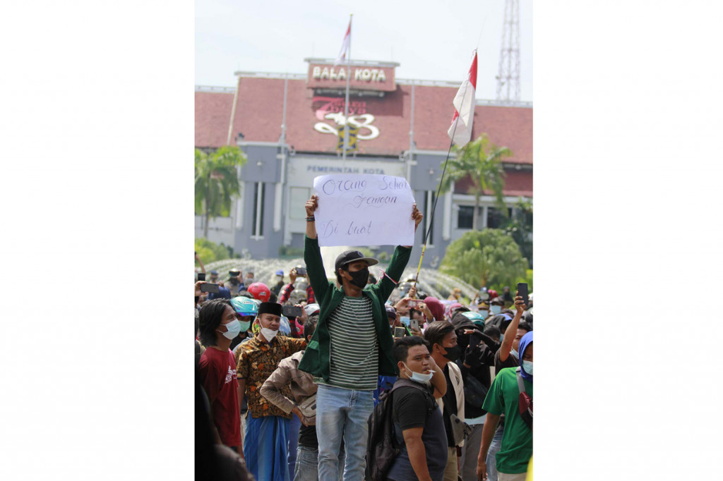 Salah satu Jubir Koalisi Masyarakat Madura Bersatu, Ahmad Annur menilai bahwa kebijakan Pemkot Surabaya yang menerapkan Penyekatan Suramadu adalah keputusan tebang pilih.