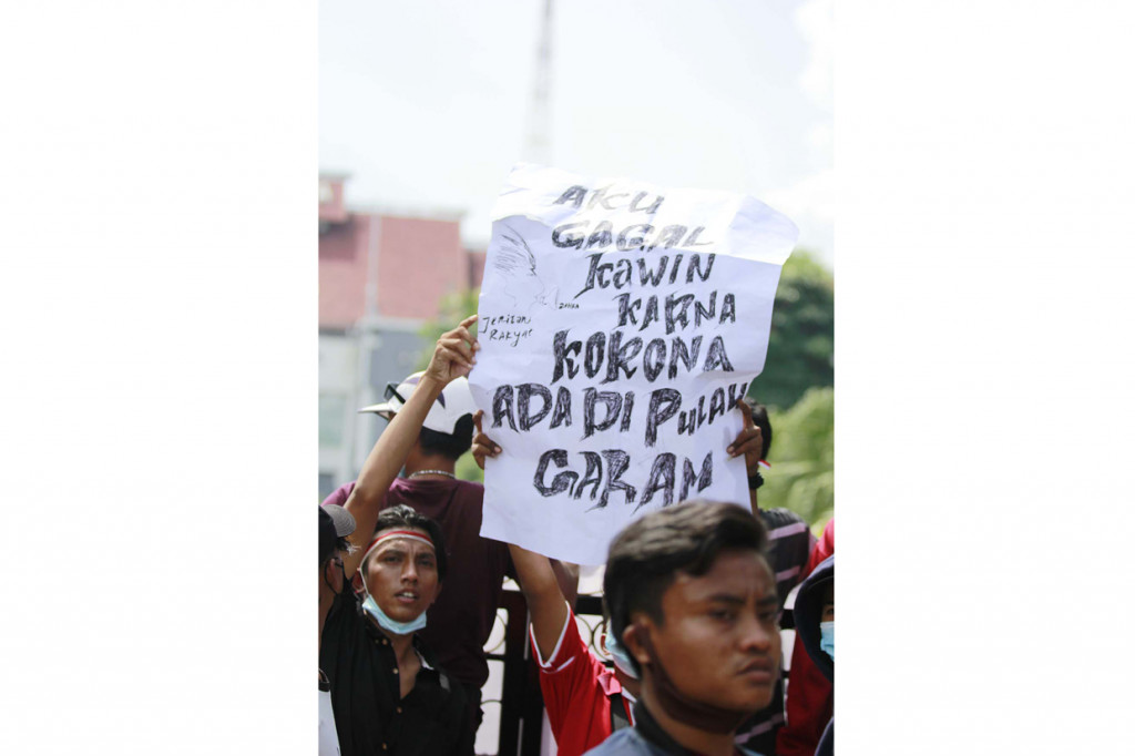 Mereka memprotes kebijakan Wali Kota Eri Cahyadi yang menerapkan penyekatan dan swab test antigen di Jembatan Suramadu.