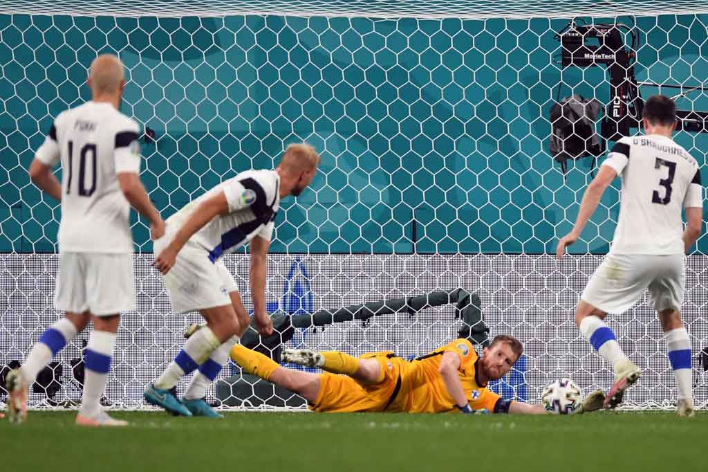 Rode Duivels menunjukkan kemampuan mereka sesaat sebelum jeda dengan serangan balik yang luar biasa yang dipimpin oleh Hazard, tetapi Lucas Hradecky menggagalkan upaya remaja Jeremy Doku dengan penyelamatan satu tangan.