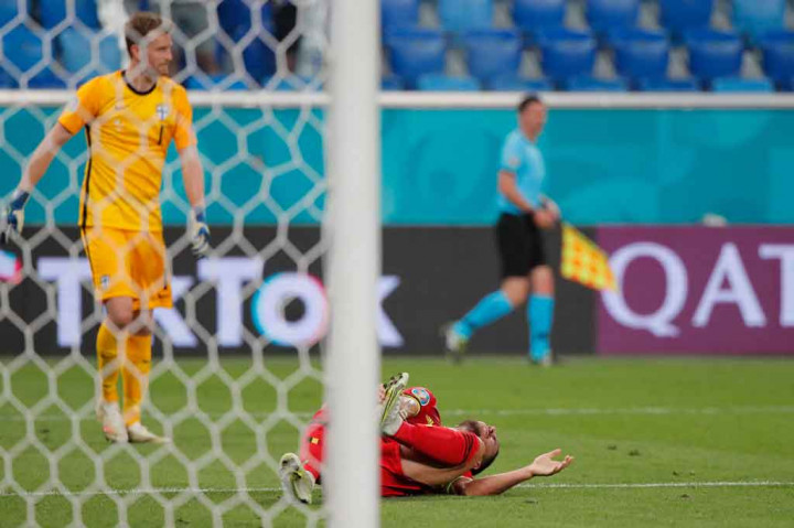 Belgia kemudian mengklaim penalti setelah Hazard dijatuhkan bek Finlandia Daniel O'Shaughnessy. Tetapi permintaannya tidak dikabulkan wasit karena dianggap tidak ada pelanggaran. Tidak ada gol yang tercipta di babak pertama.