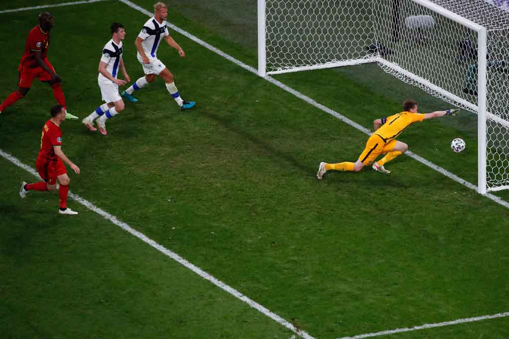 Gol yang ditunggu-tunggu akhirnya datang juga pada menit ke-74 lewat gol bunuh diri Hradecky. gol bermula saat sepak pojok De Bruyne disundul Thomas Vermaelen. Bola kemudian membentur tiang gawang lalu mengenai Hradecky dan masuk ke gawang sendiri.