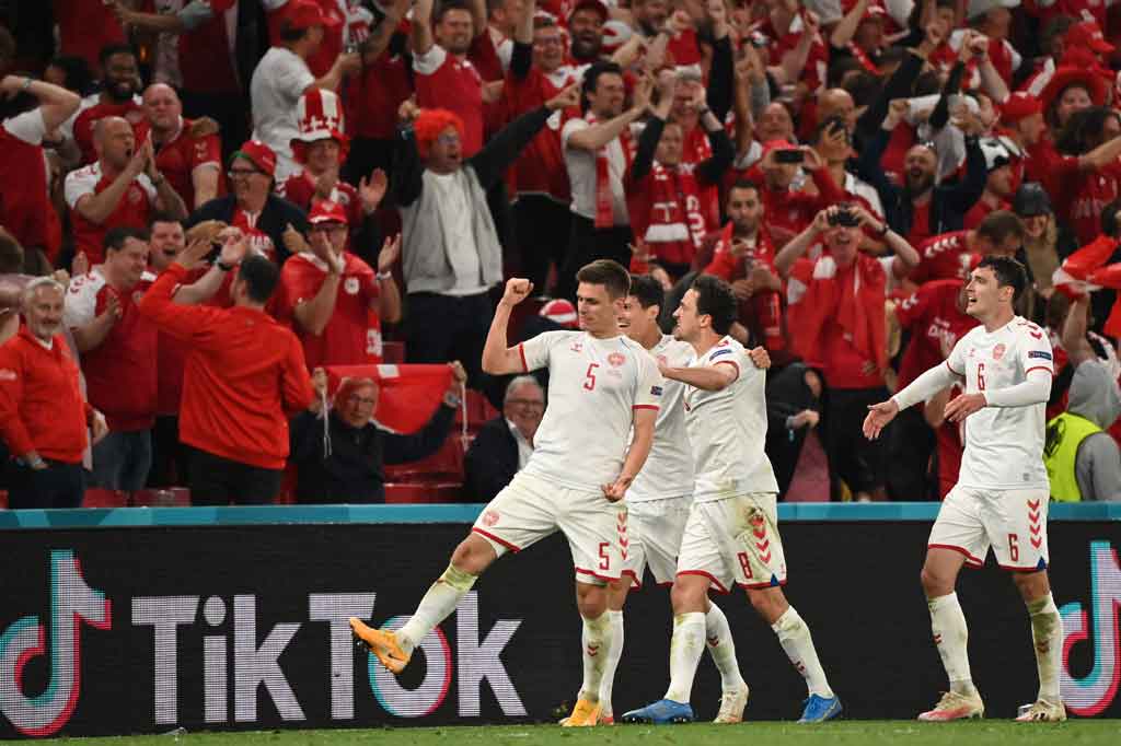 Mereka kemudian menciptakan gol keempat lewat Joakim Maehle tiga menit berselang. 