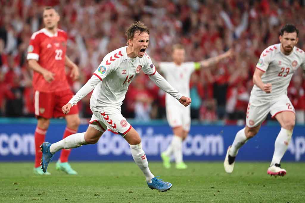 Tampil di hadapan pendukungnya sendiri, Denmark menguasai jalannya pertandingan sejak awal laga. Mikkel Damsgaard kemudian membawa Danish Dynamite unggul lewat tendangan melengkung dari luar kotak penalti pada menit ke-38. Skor 1-0 untuk Denmark bertahan hingga turun minum.