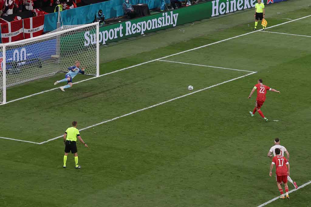 Artyom Dzyuba sempat menipiskan kedudukan lewat tendangan penalti pada menit ke-70. Hadiah penalti diberikan kepada Rusia setelah Sobolev dijatuhkan Jannik Vestergaard di kotak terlarang.