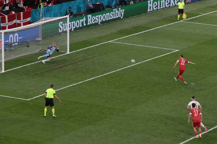 Artyom Dzyuba sempat menipiskan kedudukan lewat tendangan penalti pada menit ke-70. Hadiah penalti diberikan kepada Rusia setelah Sobolev dijatuhkan Jannik Vestergaard di kotak terlarang.