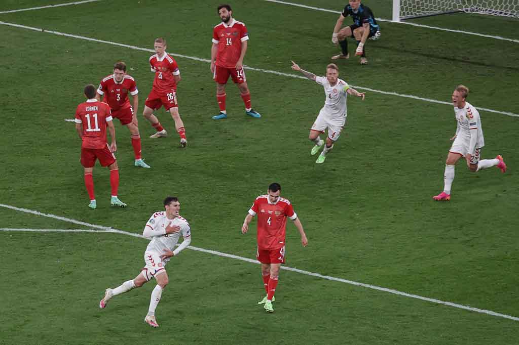 Namun Denmark kemudian merestorasi keunggulan mereka pada menit ke-79 lewat tendangan keras Andreas Christensen untuk membawa timnya yang sempat terpukul oleh tragedi tumbangnya Christian Eriksen karena serangan jantung itu unggul 3-1.