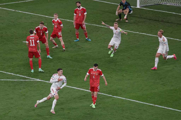 Namun Denmark kemudian merestorasi keunggulan mereka pada menit ke-79 lewat tendangan keras Andreas Christensen untuk membawa timnya yang sempat terpukul oleh tragedi tumbangnya Christian Eriksen karena serangan jantung itu unggul 3-1.