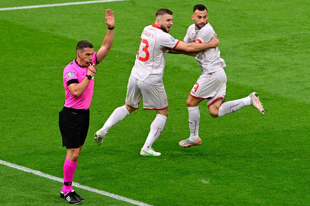 Makedonia Utara yang sudah terlempar dari perburuan 16 besar setelah kalah dua kali berturut-turut mengawali pertandingan dengan lebih baik. Mereka bahkan sempat mencetak gol lewat Ivan Trickovski pada menit ke-9. Sayang gol tersebut dianulir karena Trajkovski offside.