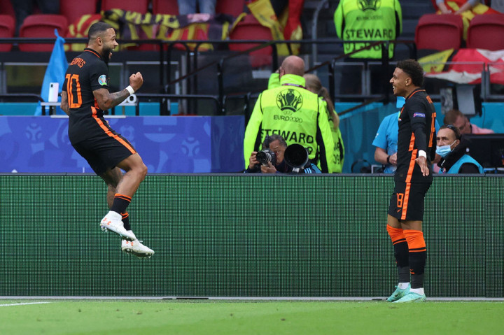 De Oranje kemudian berhasil membuka keunggulan pada menit ke-24. Gol berawal dari serangan balik. Striker PSV Eindhoven Donyell Malen melakukan kerja sama satu dua dengan Memphis Depay, sebelum pemain terakhir menjebol gawang Makedonia Utara. Skor 1-0 bertahan hingga jeda.