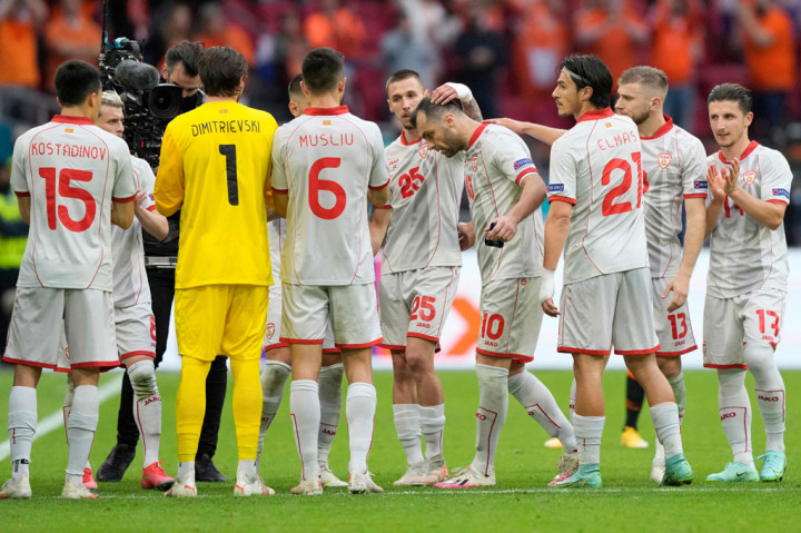 Dalam pertandingan ini, pemain Makedonia Utara Goran Pandev mendapatkan penghormatan 'guard of honour' dari rekan-rekan satu timnya ketika digantikan sepuluh menit kemudian. Laga melawan Belanda ini memang merupakan laga terakhirnya dalam kancah internasional setelah menyatakan mundur dari timnas akhir pekan lalu.
