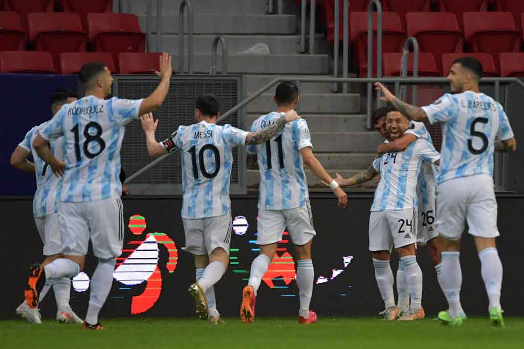 Tim Tango berhasil membuka keunggulan saat laga baru berlangsung selama 10 menit. Gol berawal lewat umpan cerdik dari Angel Di Maria ke arah Alejandro Gomez. Pemain Sevilla tersebut kemudian mencungkil bola melewati kiper Paraguay Antony Silva. Argentina unggul 1-0.