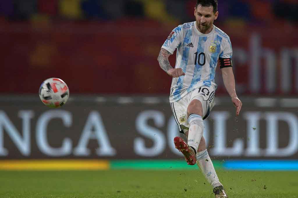 Delapan menit berselang Leonel Messi berpeluang menggandakan keunggulan timnya lewat tendangan bebas di depan kotak penalti Paraguay. Namun, sepakan pemain berusia 33 tahun itu masih melebar tipis di sisi kiri gawang Silva.