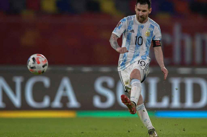 Delapan menit berselang Leonel Messi berpeluang menggandakan keunggulan timnya lewat tendangan bebas di depan kotak penalti Paraguay. Namun, sepakan pemain berusia 33 tahun itu masih melebar tipis di sisi kiri gawang Silva.
