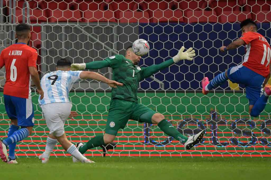 Sementara itu peluang emas Sergio Aguero di depan gawang Paraguay masih bisa dimentahkan Silva. Tidak ada tambahan gol lagi hingga turun minum.