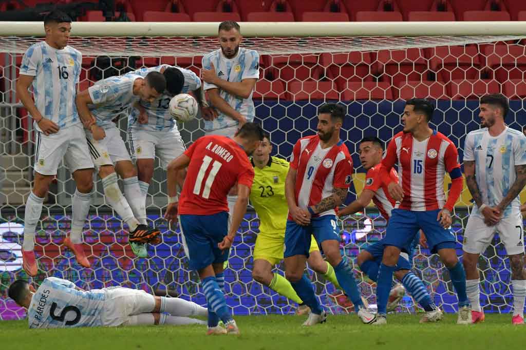 Di awal babak kedua Paraguay bermain lebih menyerang untuk mengejar ketertinggalan. Hasilnya pada menit ke-61, La Albirroja berhasil menciptakan peluang lewat tendangan bebas Alejandro 'Kaku' Romero ke tiang jauh. Sayangnya bola masih bisa ditangkap kiper Emiliano Martinez.