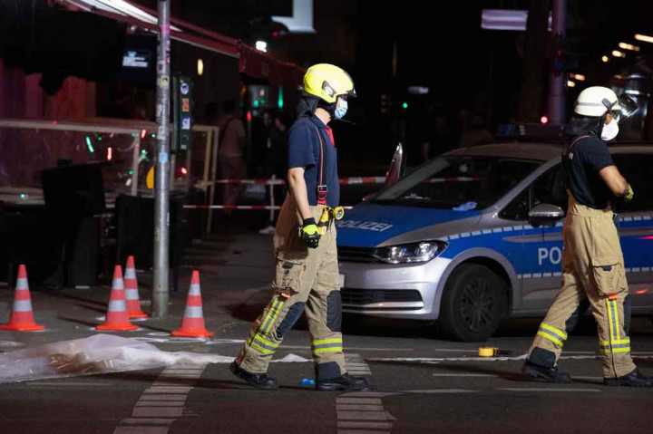Sebanyak tiga laki-laki dan seorang perempuan terluka dalam penembakan di luar bar shisha di Berlin, Minggu, 22 Juni 2021 malam waktu setempat. Mengutip laporan setempat, sekitar 30 tembakan telah dilepaskan pada peristiwa mengerikan tersebut. 