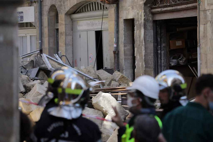 Petugas pemadam kebakaran sedang bekerja di lokasi di mana sebuah bangunan runtuh di Bordeaux, Prancis barat daya, Senin, 21 Juni 2021 waktu setempat. Sedikitnya tiga orang terluka ketika dua bangunan di lokasi tersebut runtuh pada Senin, dini hari waktu setempat.