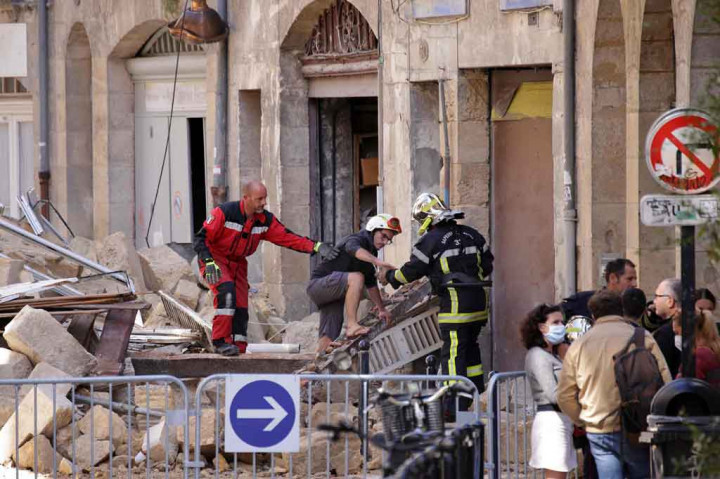 Sekitar 72 petugas pemadam kebakaran dibantu anjing pelacak mencari korban di antara puing-puing yang berserakan. Mereka juga menggunakan tangga panjang untuk mengevakuasi lima orang dari lantai atas yang tidak runtuh. Balai kota membuka Palais des Sports untuk menampung para korban.