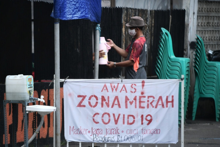 Setiap warga yang keluar dan masuk dari kampung RT 006 RW 001 akan didata. Semua warga yang keluar dan masuk dijuga harus dipastikan sehat.