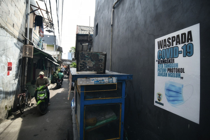 Kebutuhan untuk warga yang melakukan isolasi mandiri juga telah dipenuhi oleh pemerintah dan warga setempat.