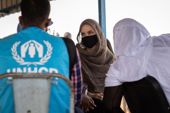 Memakai kerudung dan masker, kunjungannya ini merupakan bagian perannya sebagai duta organisasi pengungsi PBB, UNHCR, sekaligus memperingati Hari Pengungsi Sedunia, yang diperingati setiap 20 Juni.
