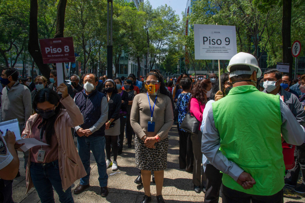 Jutaan warga Meksiko mengikuti simulasi gempa bumi untuk pertama kalinya, sejak simulasi serupa ditunda pelaksanaannya tahun lalu karena pandemi Covid-19 yang mengganas.
