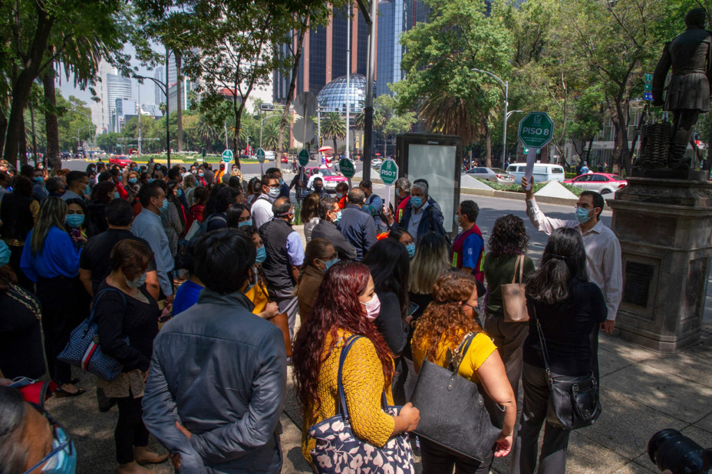 Simulasi gempa ini digelar secara rutin di Meksiko sebelum pandemi melanda.