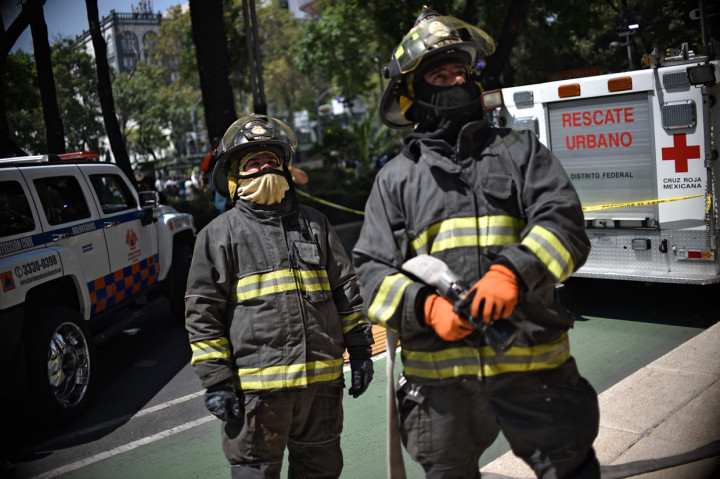 Helikopter-helikopter dari Badan Perlindungan Sipil mengudara di langit ibu kota dan petugas pemadam kebakaran ikut dikerahkan sebagai bagian simulasi.