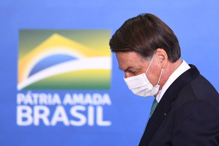 File foto ini diambil pada 01 Juni 2021 Presiden Brasil Jair Bolsonaro menghadiri pengumuman sponsor tim olahraga olimpiade oleh bank negara Caixa Economica Federal di Istana Planalto, di Brasilia.