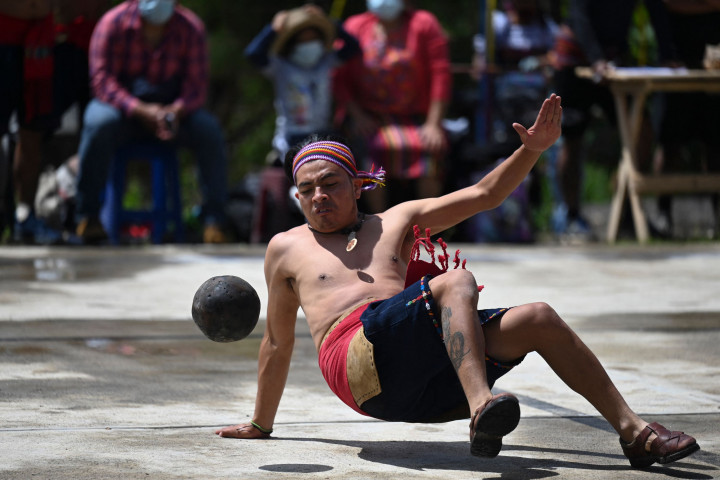 Para penduduk lokal Guatemala memainkan permainan bola Maya di viallage Xesampual di Santa Lucia Utatlan, Guatemala, pada 20 Juni 2021. 