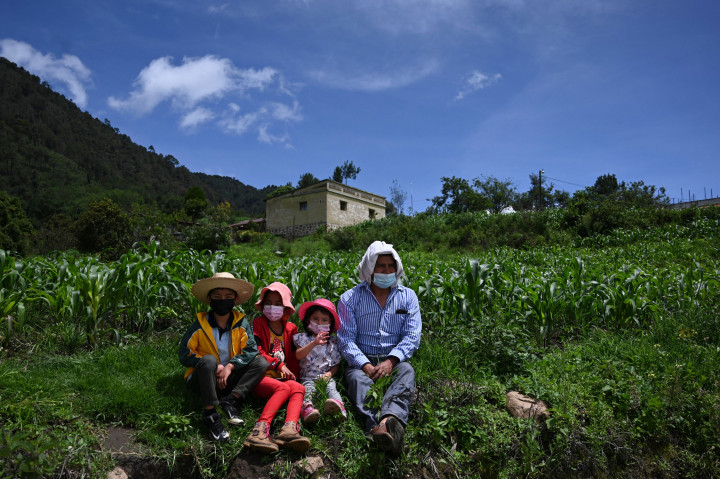 Penduduk lokal Guatemala menonton permainan bola Maya di viallage Xesampual di Santa Lucia Utatlan, Guatemala, pada 20 Juni 2021. 