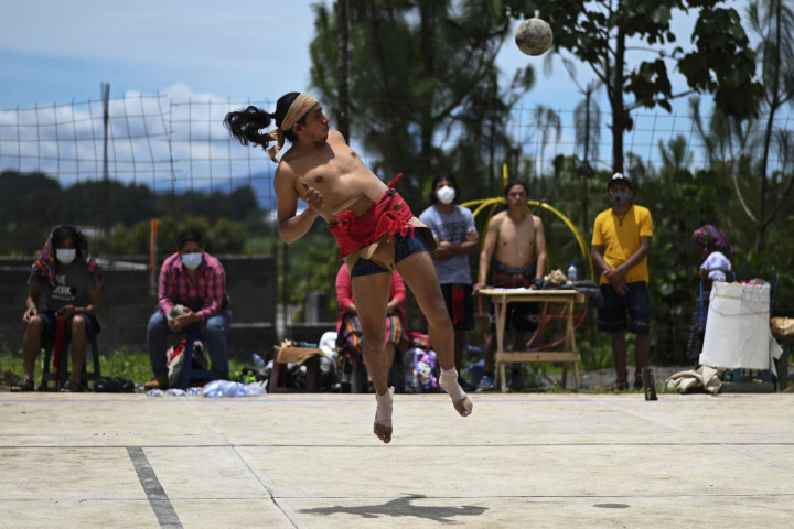 Permainan bola maya ini merupakan permainan bola yang dipukul menggunakan bagian pinggul.