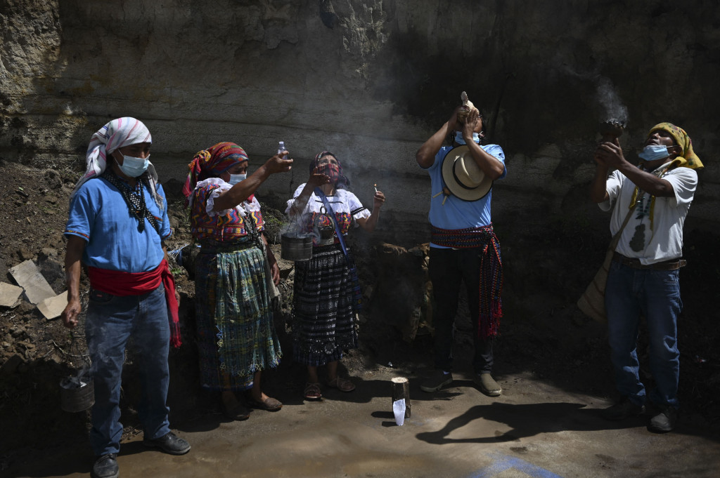 Masyarakat adat melakukan upacara Maya sebelum pertandingan permainan bola Maya di desa Xesampual di Santa Lucia Utatlan, Guatemala, pada 20 Juni 2021.