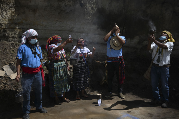 Masyarakat adat melakukan upacara Maya sebelum pertandingan permainan bola Maya di desa Xesampual di Santa Lucia Utatlan, Guatemala, pada 20 Juni 2021.