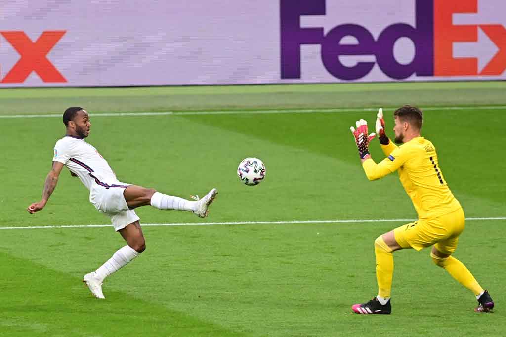 Inggris berpeluang unggul cepat saat laga belum genap berusia dua menit ketika Luka Shaw mampu mengirim umpan jauh yang berusaha diselesaikan Raheem Sterling dengan tendangan congkel. Sayang bola membentur tiang jauh gawang Ceko.