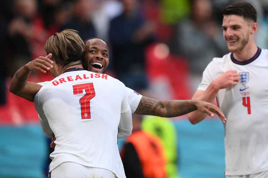 Inggris terus menekan dan mampu membuka keunggulan pada menit ke-12 lewat Sterling. Gol berawal saat Jack Grealish mengirimkan umpan silang dari sisi kiri yang sempat membentur Vladimir Coufal sehingga melambung mengelabui kiper Tomas Vaclik, dan Sterling menyambutnya di area tiang jauh untuk menjebol gawang Ceko.