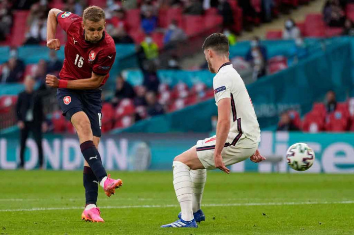 Ceko nyaris mencetak gol balasan pada menit ke-35 ketika Tomas Soucek melepaskan tembakan dari tepian kotak penalti, sayang bolanya masih melayang tipis di sisi gawang.
