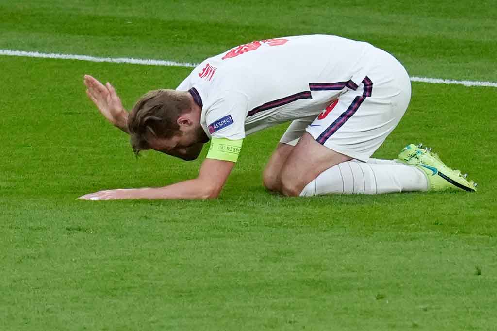 Dua menit jelang turun minum, Kane kembali melepaskan tembakan tepat sasaran yang sekali lagi bisa dimentahkan oleh Vaclik dan bola muntah sebelum bisa disontek Sterling, tapi ia sudah berada dalam posisi offside. Skor 1-0 untuk Inggris bertahan hingga jeda.