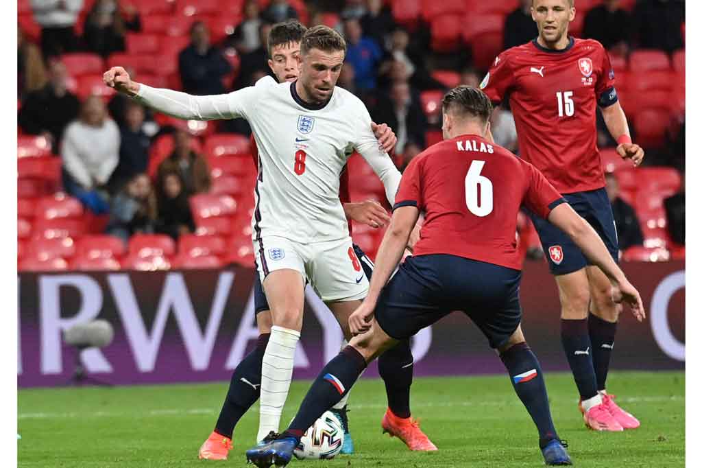 Selepas turun minum Jordan Henderson melakukan penampilan perdananya di Euro 2020 menggantikan Declan Rice. Namun demikian, serangan The Three Lions masih belum mampu membongkar pertahanan Ceko.