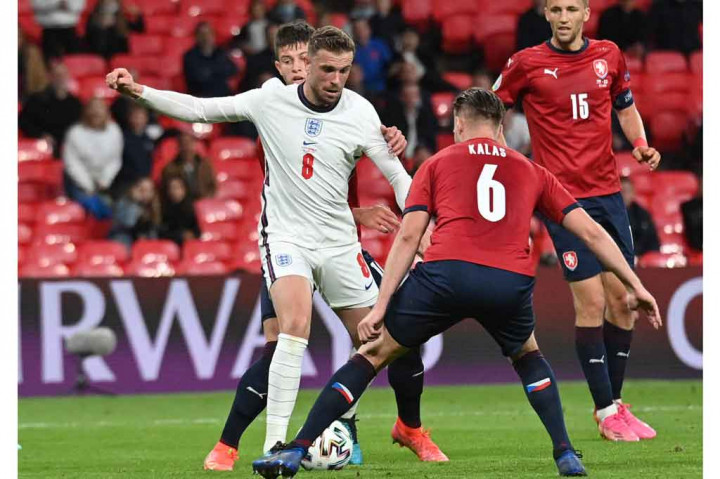 Selepas turun minum Jordan Henderson melakukan penampilan perdananya di Euro 2020 menggantikan Declan Rice. Namun demikian, serangan The Three Lions masih belum mampu membongkar pertahanan Ceko.
