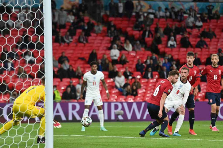 Henderson akhirnya sukses menyarangkan bola ke gawang Ceko memanfaatkan kemelut di dalam kotak penalti pada menit ke-86. Sayang gol itu dianulir karena ia sudah terlanjur berdiri di posisi offside.