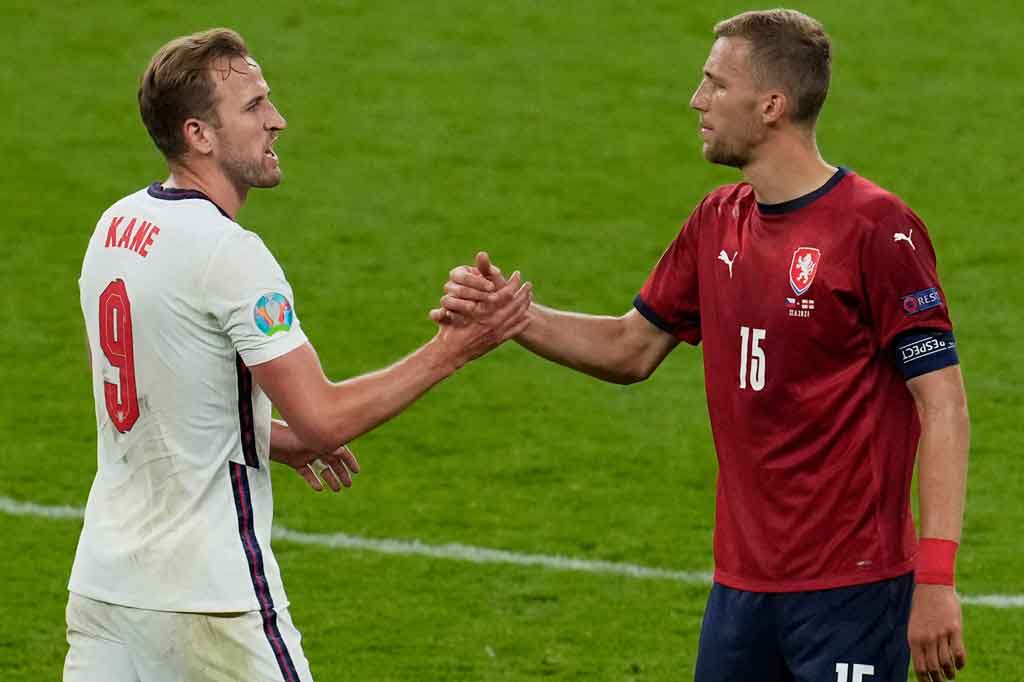 Tambahan tiga poin membawa The Three Lions memuncaki klasemen Grup D dengan tujuh poin, unggul tiga poin atas Kroasia yang berada di peringkat kedua. Sementara Ceko harus puas di urutan ketiga karena kalah selisih gol dari Kroasia.