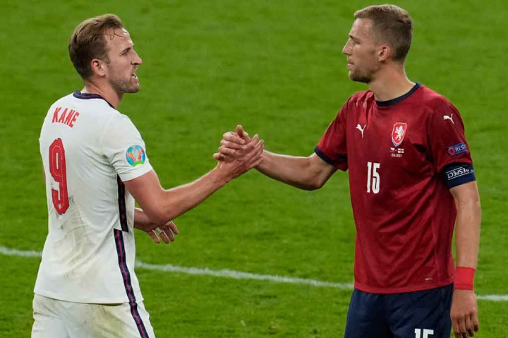 Tambahan tiga poin membawa The Three Lions memuncaki klasemen Grup D dengan tujuh poin, unggul tiga poin atas Kroasia yang berada di peringkat kedua. Sementara Ceko harus puas di urutan ketiga karena kalah selisih gol dari Kroasia.