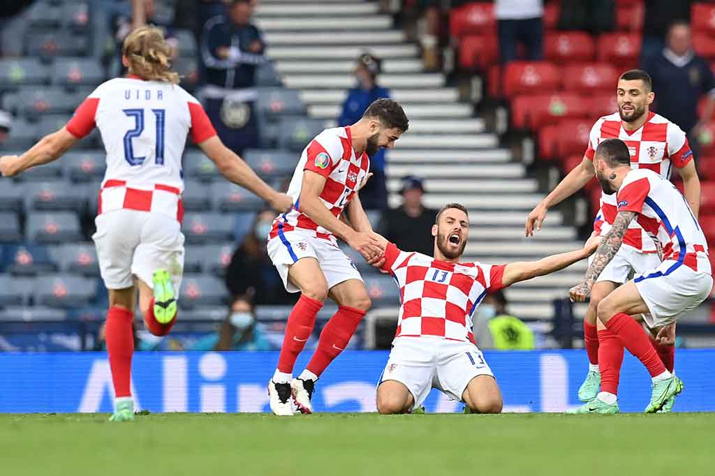 Namun Skotlandia harus tertinggal lebih dulu di hadapan pendukungnya sendiri ketika Nikola Vlasic bisa menyambut umpan sundulan Ivan Perisic dengan tembakan terukur demi memperdaya kiper David Marshall serta membawa Kroasia memimpin pada menit ke-17.