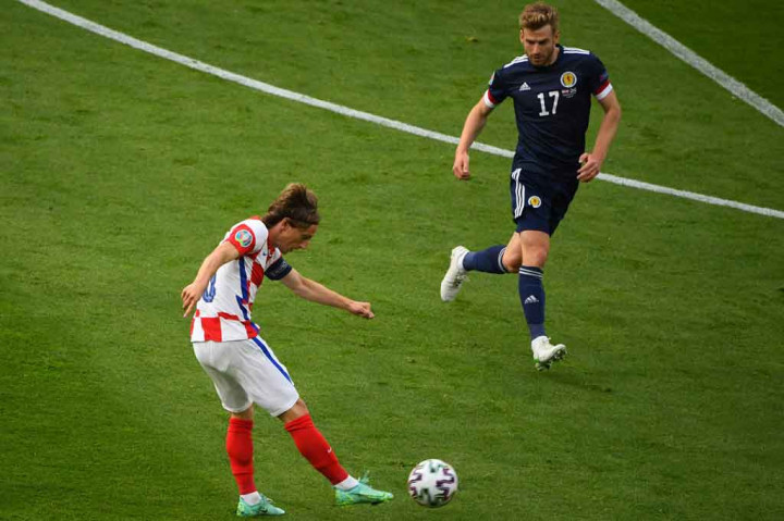 Keunggulan Kroasia nyaris bertambah pada menit ke-22 saat Luka Modric melepaskan tembakan jarak jauh berbahaya. Beruntung bola masih bisa ditepis Marshall ke atas mistar gawang, dan anehnya wasit tak memberi sepak pojok.