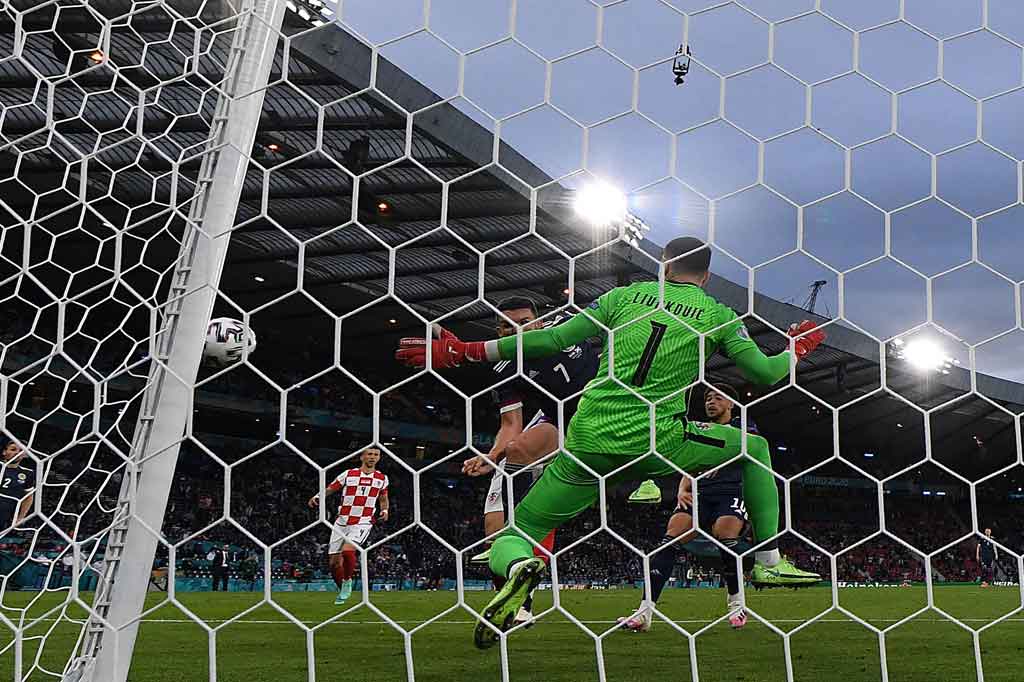 Dua menit berselang, Skotlandia hampir mencetak gol balasan, sayang Lyndon Dykes dan Che Adams gagal menyambut umpan sundulan McGinn. Bola liar kembali dalam penguasaan Skotlandia, tetapi kali ini tembakan McGinn bisa dijinakkan Livakovic.