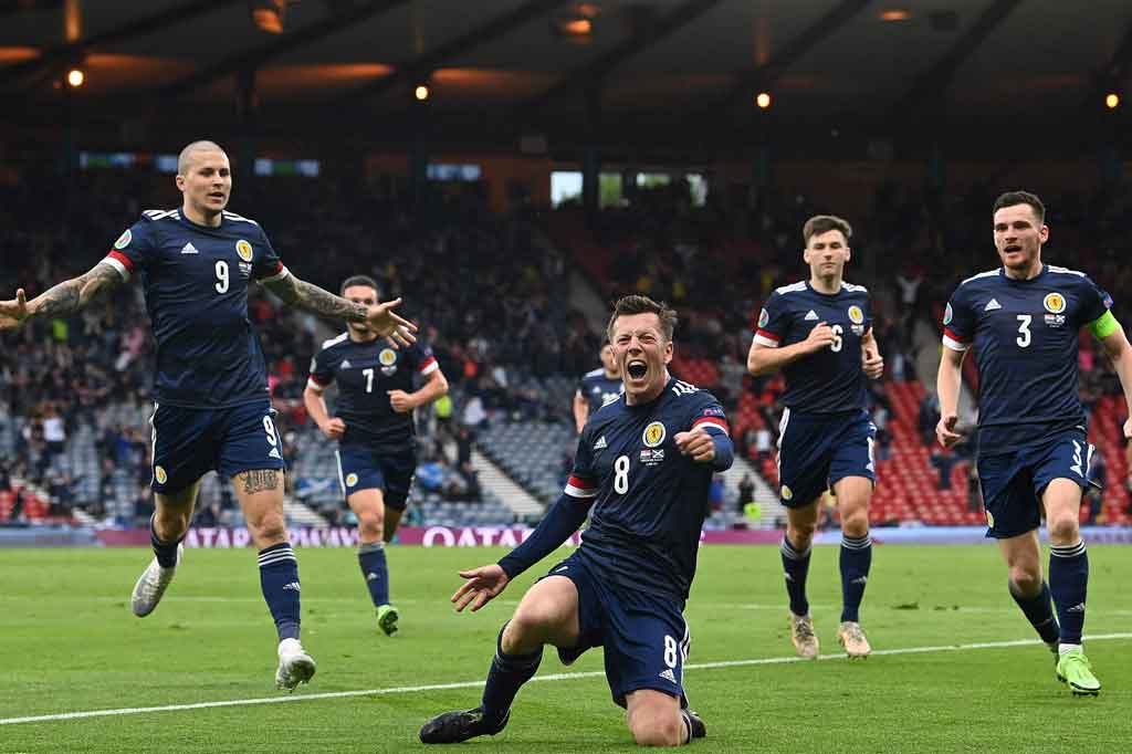 Skotlandia akhirnya mampu mencetak gol pertama mereka di Euro 2020, tiga menit jelang turun minum melalui Callum McGregor. Umpan silang kapten Andy Robertson bisa dihadang barisan pertahanan Kroasia, tetapi bola liar segera disambar oleh McGregor dari tepian kotak penalti yang bersarang ke gawang tim tamu. Skor imbang 1-1 bertahan hingga turun minum.