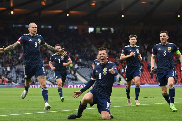 Skotlandia akhirnya mampu mencetak gol pertama mereka di Euro 2020, tiga menit jelang turun minum melalui Callum McGregor. Umpan silang kapten Andy Robertson bisa dihadang barisan pertahanan Kroasia, tetapi bola liar segera disambar oleh McGregor dari tepian kotak penalti yang bersarang ke gawang tim tamu. Skor imbang 1-1 bertahan hingga turun minum.